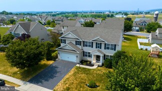 221 Fallowfield Dr, Leola, PA 17540