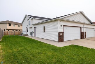 3324 10th St S, Moorhead, MN 56560