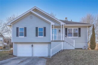 1012 NE Carousel Ln, Lees Summit, MO 64086