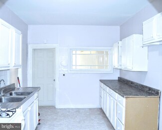 90 E State St, Camden, NJ 08105
