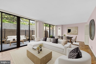 700 New Hampshire Ave NW Unit 117, Washington, DC 20037