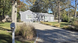 39 Lynncliff Rd, Hampton Bays, NY 11946