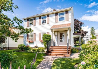 2017 E 8th St, Duluth, MN 55812