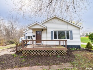 210 S Cone St, Farmington, IL 61531
