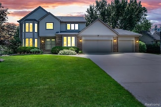 6652 Mountain Dr, Troy, MI 48098