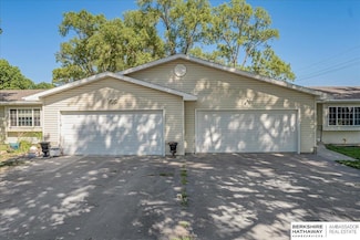 2520 Tea Party Ln, Omaha, NE 68142