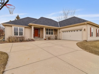 3838 E Stargrass Ln, Oak Creek, WI 53154