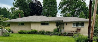 7 Teaberry Dr, Chester, WV 26034