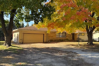 109 Bennett Ave, Hartford, MI 49057