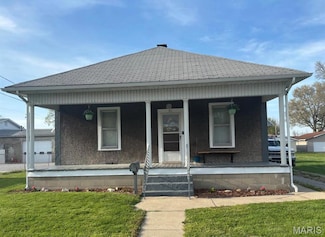 311 W Prairie St, Staunton, IL 62088