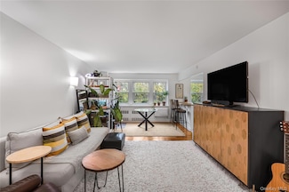 30 Pearsall Ave Unit 2M, Glen Cove, NY 11542