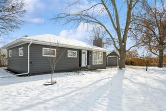 95 N 7th Ave, Hiawatha, IA 52233