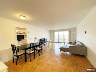 2100 Linwood Ave Unit 2G, Fort Lee, NJ 07024