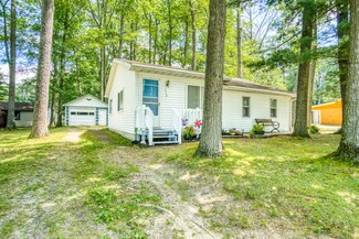 228 Sheridan Dr, Houghton Lake, MI 48651