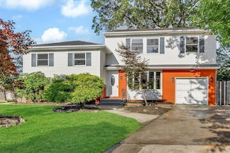 5 Wendorf Ct, North Babylon, NY 11703