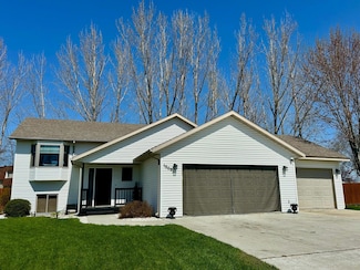 1509 Meadowlark Ct, Thief River Falls, MN 56701