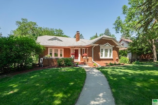 2403 E Solway St, Sioux City, IA 51104