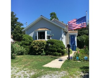 55 Manhattan Ave, Fairhaven, MA 02719