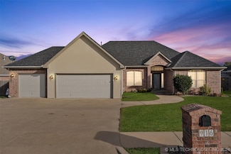 916 Terri Dr, Bartlesville, OK 74006