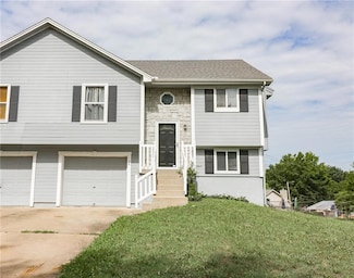 104 Brookridge Dr, Harrisonville, MO 64701
