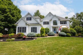 8150 Wisteria Dr, Chagrin Falls, OH 44023