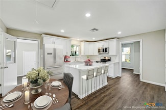 212 S Walnut Ave, Luling, TX 78648