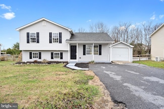 70 Moonlight Ln, Martinsburg, WV 25404