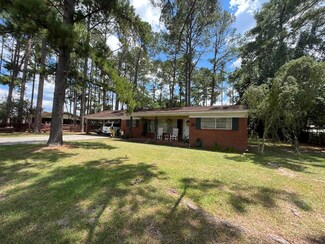 11 Elementary St, Hazlehurst, GA 31539