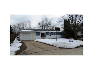 612 Sunrise Ct, Center Point, IA 52213