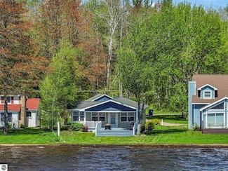 3151 W Lake Mitchell Dr, Cadillac, MI 49601