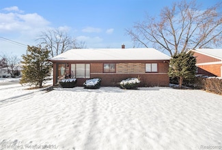 9360 Pine St, Taylor, MI 48180