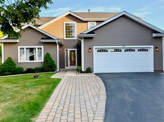 352 N Crooked Lake Ln, Lindenhurst, IL 60046