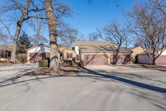 1205 Oakview Dr, Wheaton, IL 60187