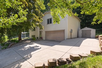1430 Parkview Dr, Chaska, MN 55318