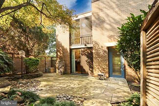 1682 Chimney House Rd, Reston, VA 20190