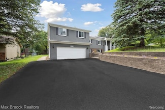 5620 Eastman Blvd, West Bloomfield, MI 48323