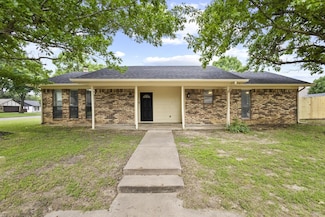 2203 N Village Dr, Bonham, TX 75418