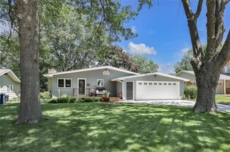 218 E 8th St, Pella, IA 50219