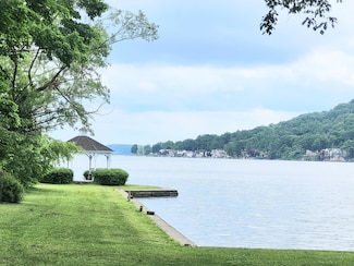 13 Walnut St, Greenwood Lake, NY 10925