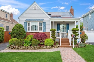 129 Deauville Pkwy, Lindenhurst, NY 11757