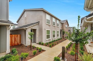 2725 E Teaberry Dr, Fresno, CA 93730