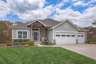 13855 Clear Creek Dr, Parkville, MO 64152