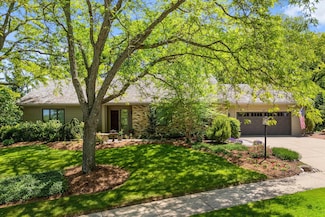 807 Knollwood Ct, Waukesha, WI 53188