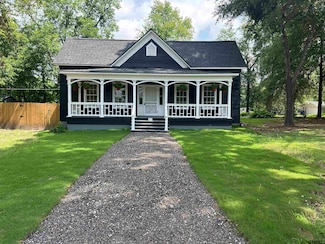 605 E Calvert St, Troup, TX 75789