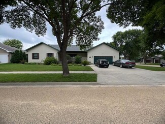 1505 Birchwood Ln, Aberdeen, SD 57401