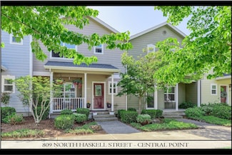 809 N Haskell St, Central Point, OR 97502