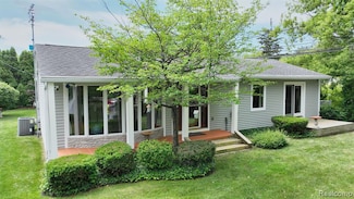 3507 Kawkawlin River Dr, Bay City, MI 48706