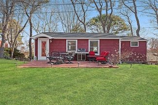 67 North Rd Unit A, Hampton Bays, NY 11946