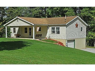 366 Country Club Dr, Ellwood City, PA 16117