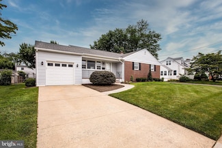 8 Mario Dr, Trenton, NJ 08690
